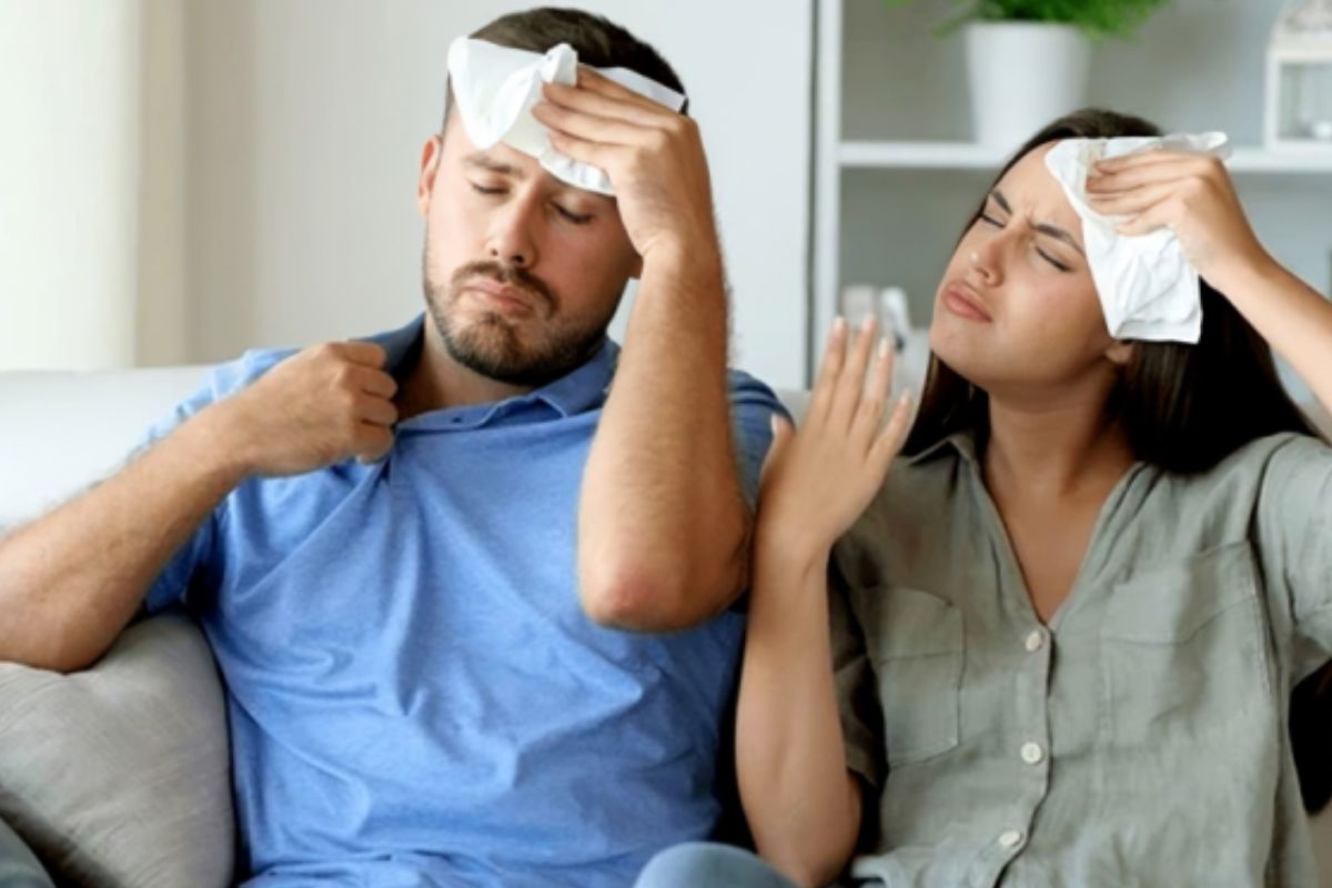 ওয়েট টিস্যুর প্যাকেটের গায়ে ‘অ্যালকোহল ফ্রি’ লেখা আছে কি দেখে নিন। অ্যালকোহল, প্যারাবেন বা সালফেট যুক্ত টিস্যু ত্বক রুক্ষ ও তামাটে করতে পারে। সংবেদনশীল ত্বকের (Sensitive Skin) জন্য ‘ফ্রেগন্যান্স ফ্রি’ বা সুগন্ধিহীন টিস্যু বেছে নেওয়াই ভাল।
